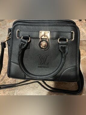 Monogram logo bag purse crossbody black gold cuuute 💕🔥🔥